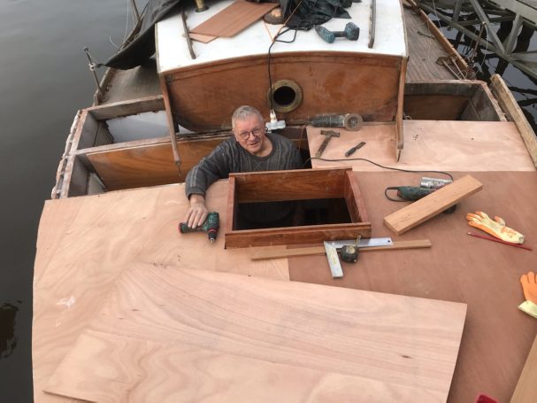 Pose de deux couches de contreplaqué Pose de deux couches de contreplaqué